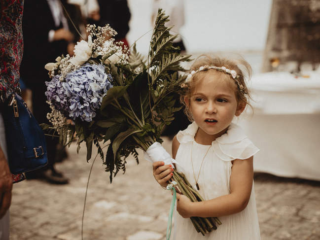 petite fille avec le bouquet de la mariée capté par le photographe