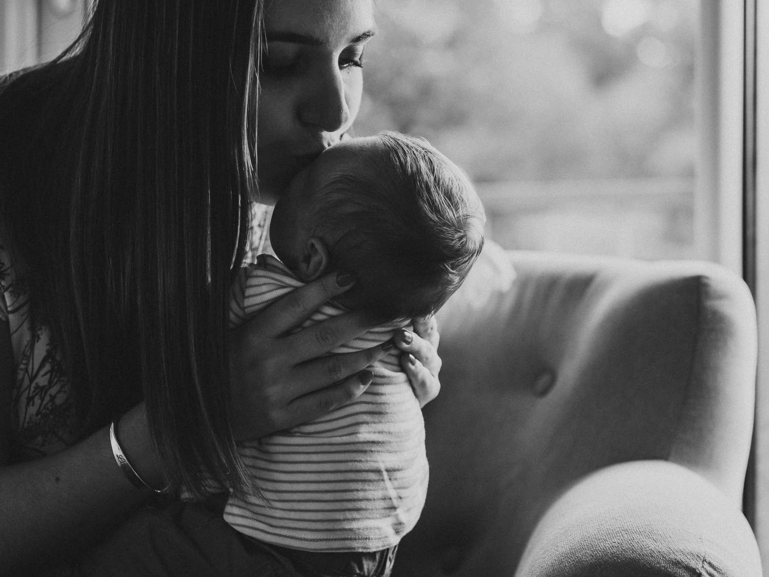photo de bébé embrassé par sa maman capturée par un photographe à Brest