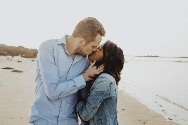 le couple s'embrasse pour un protrait réalisé par le photographe