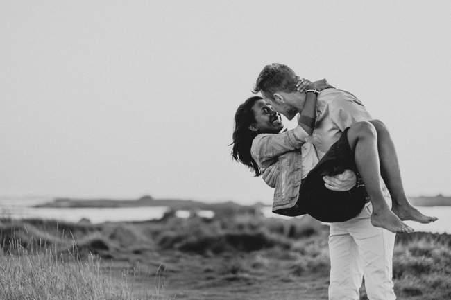 photographe dans le Finistère capture un couple trsè amoureux près de Brest