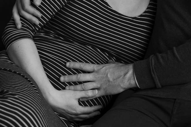 ^photographie des mains des parents pendant la grossesse