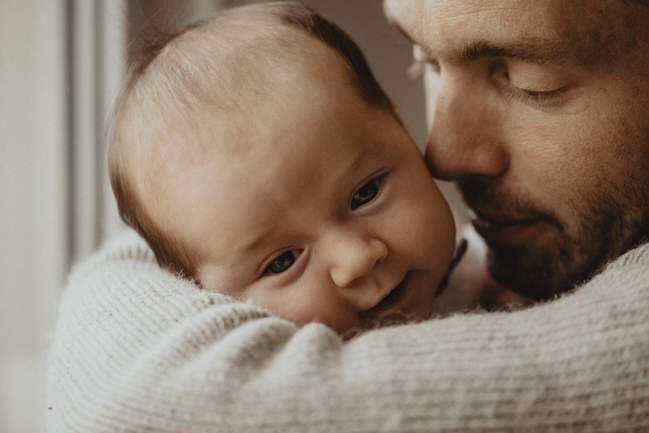 photographe de naissance montre un bébé et son père à saint malo