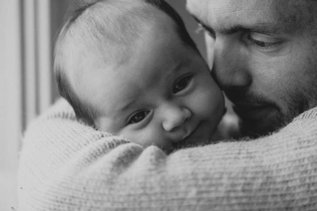 bébé souri devant le photographe de naissance en bretagne