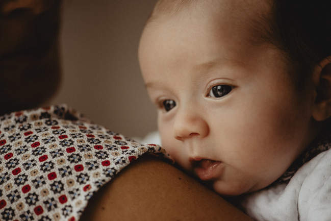 bébé dans les bras de maman photographié à saint-malo