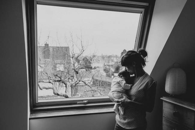 maman embrasse bébé devant la fenêtre à saint-malo