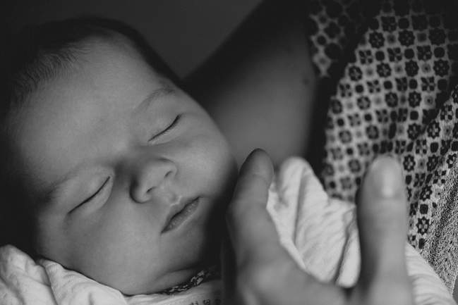 bébé photographié dans les bras de maman après la naissance