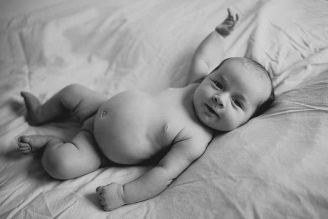 photographe de naissance compose un portrait de bébé e