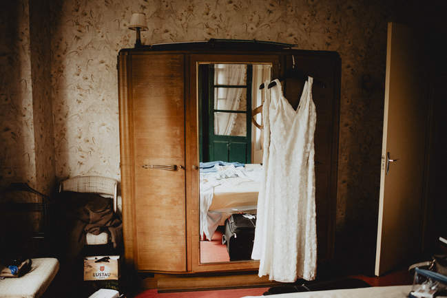 le photographe capture la robe du mariage dans la maison familiale de l'ile d'Oléron