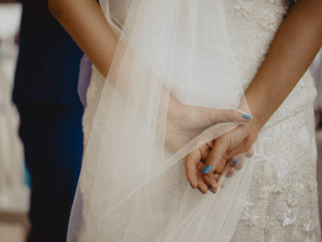détail des mains de la mariée photographiées 