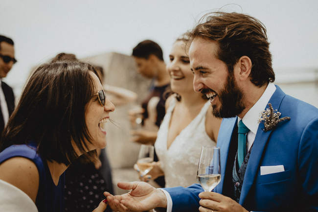 le marié photographié riant avec une invitée