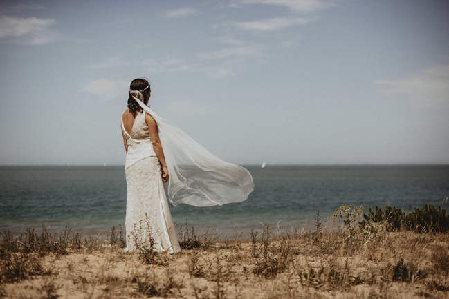 la mariée est face à la mer sur l'ile d'oléron