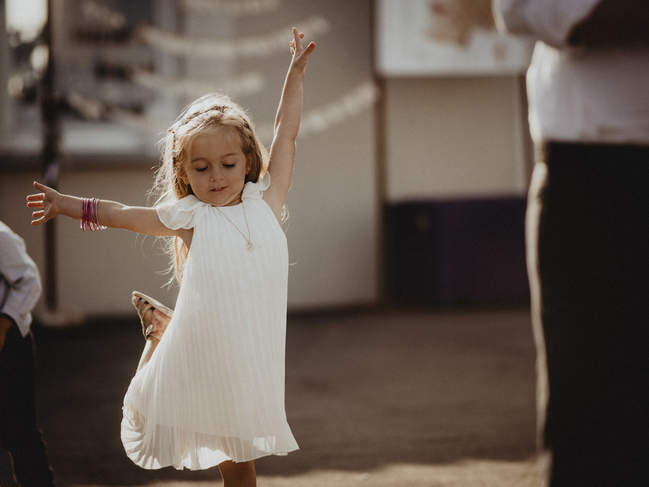 photographie d'une petite fille qui danse pendant le vin d'honneur
