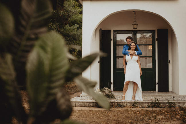 photographie de couple devant la maison de l'ile d'oléron