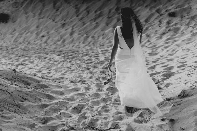 la mariée sur une plage de l'ile d'oléron est suivie par le photographe