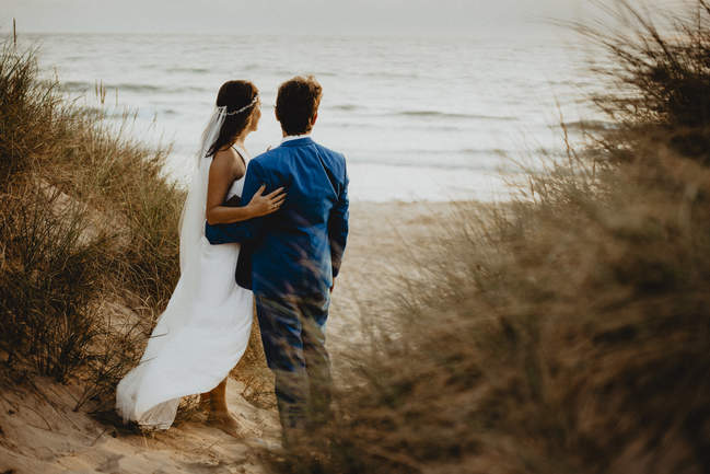 le photographe s'est caché pour saisir ces mariés sur une plage d'oléron