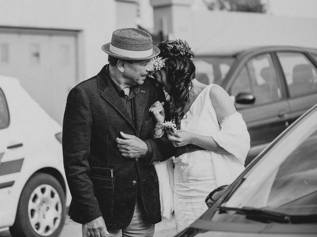 le photographe a capté la mariée dans l'émotion avec son papa avant le mariage à Brest