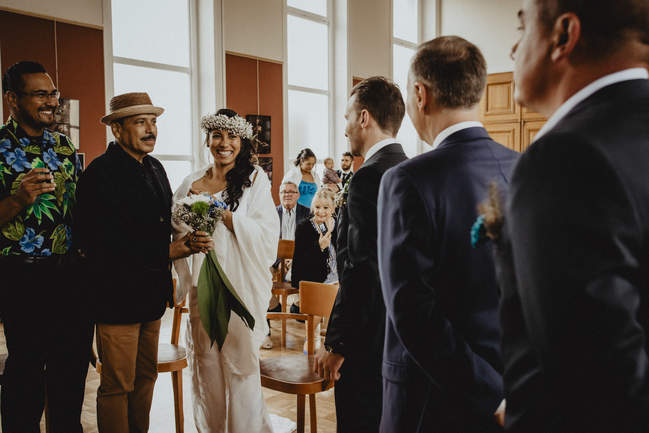 photographe de mariage à la mairie de Brest capture les mariés devant l'hotel