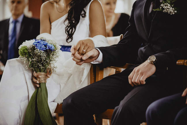 les mariés se donnent la main, un instant capté par le photographe de Bretagne