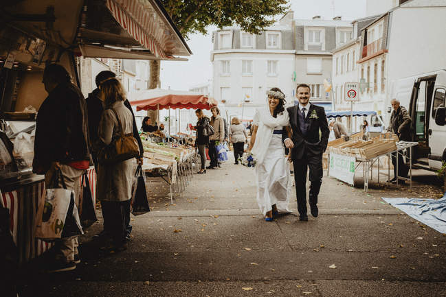 Le couple de mariés capté par le photographe du mariage se promenant au marché à Brest