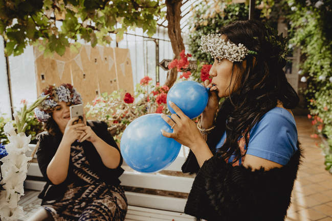 le photographe de mariage à Brest capte la mariée gonflant un ballon
