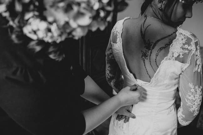fermeture de la robe de la mariée immortalisée par le photographe