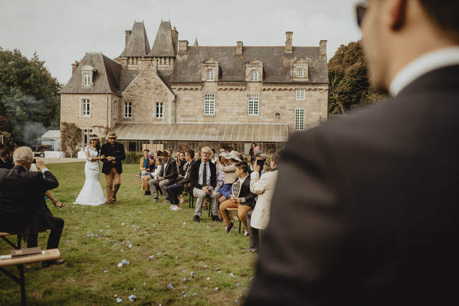 le mariage débute avec l'arrivée de la mariée le photographe est derrière le marié de Brest