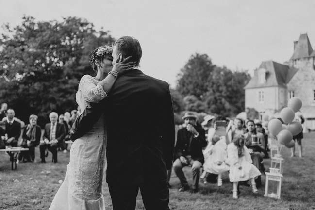 les mariés s'embrassent devant l'assemblée du mariage à Brest