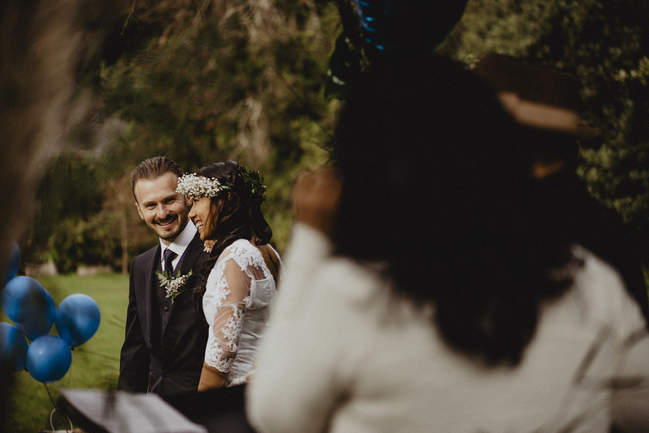 en bretagne le photographe capture les mariés qui rient