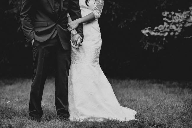 le smariés se tiennent la main pendant le mariage