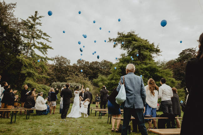 les invités du mariage lâchent des ballons dans le ciel de bretagne