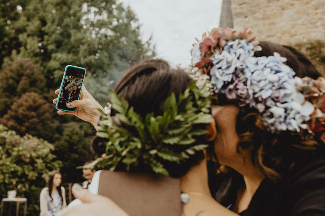 la témoin prend une photo lors du mariage en bretagne