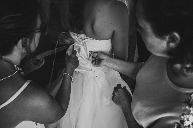 le nouage de la robe avant le mariage