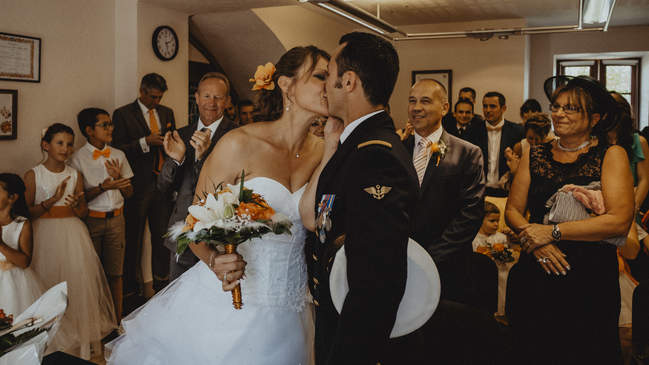 photo des mariés qui s'embrassent