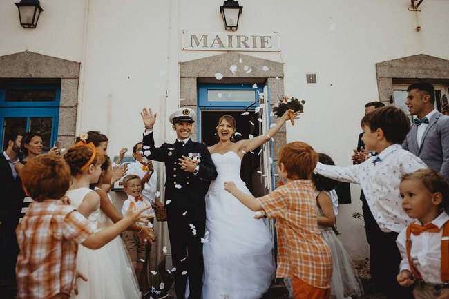 photo de la sortie de la cérémonie de mariage à la mairie de Quimper
