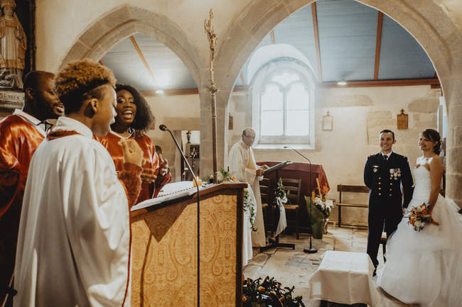 un groupe de gospel chante devant le photographe lors de la cérémonie religieuse du mariage