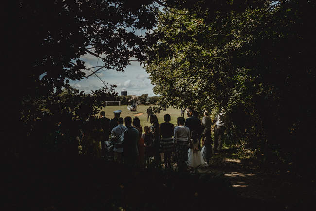 une surprise attend le marié saisi par le photographe à Quimper