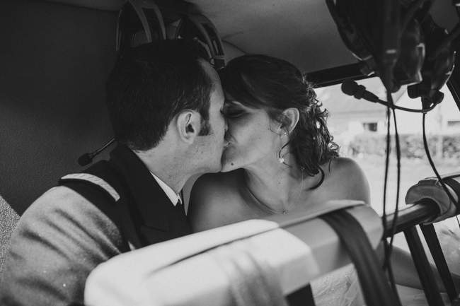 les mariés s'embrassent dans l'helicoptère au dessus du Finistère