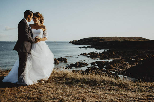 photo de couple des mariés devant la mer en Bretagne