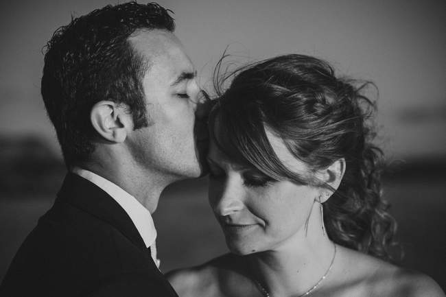 les stars du mariage s'embrassent saisient par le photographe