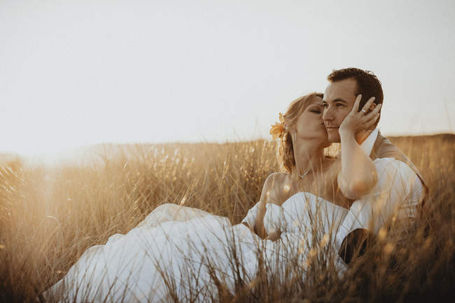 photo des mariés dans les dunes bretonnes