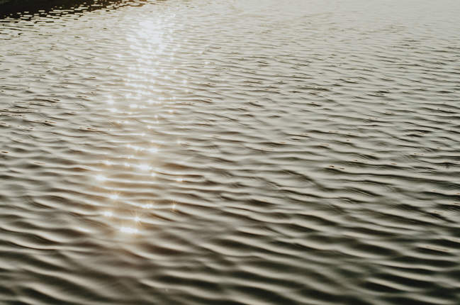 reflets du soleil sur l'eau photographié pour une publicité