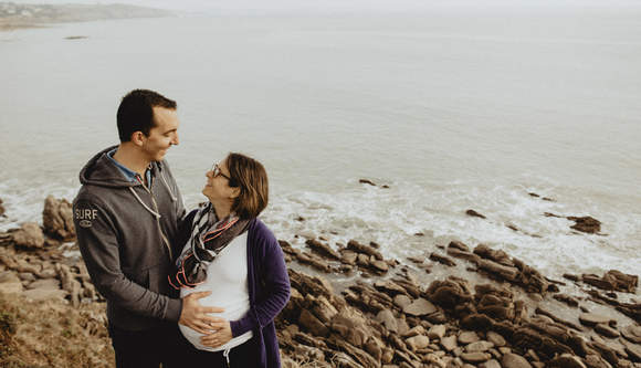 Portrait de couple posant pour un photographe en bord de mer en Bretagne