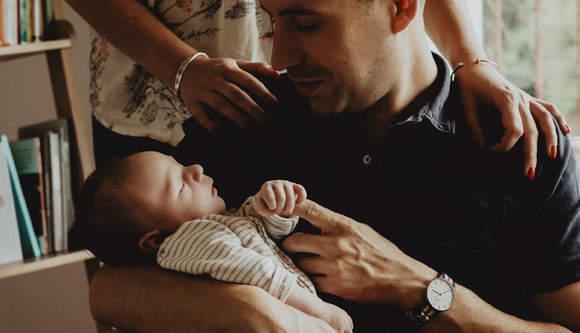 photographe de naissance réalise une photo de bébé en bretagne