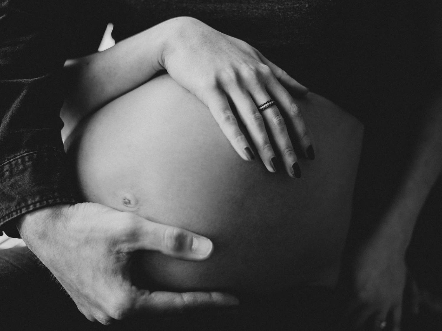 photographe de grossesse en Bretagne a réalisé une photo de ventre rond avec les mains des parents