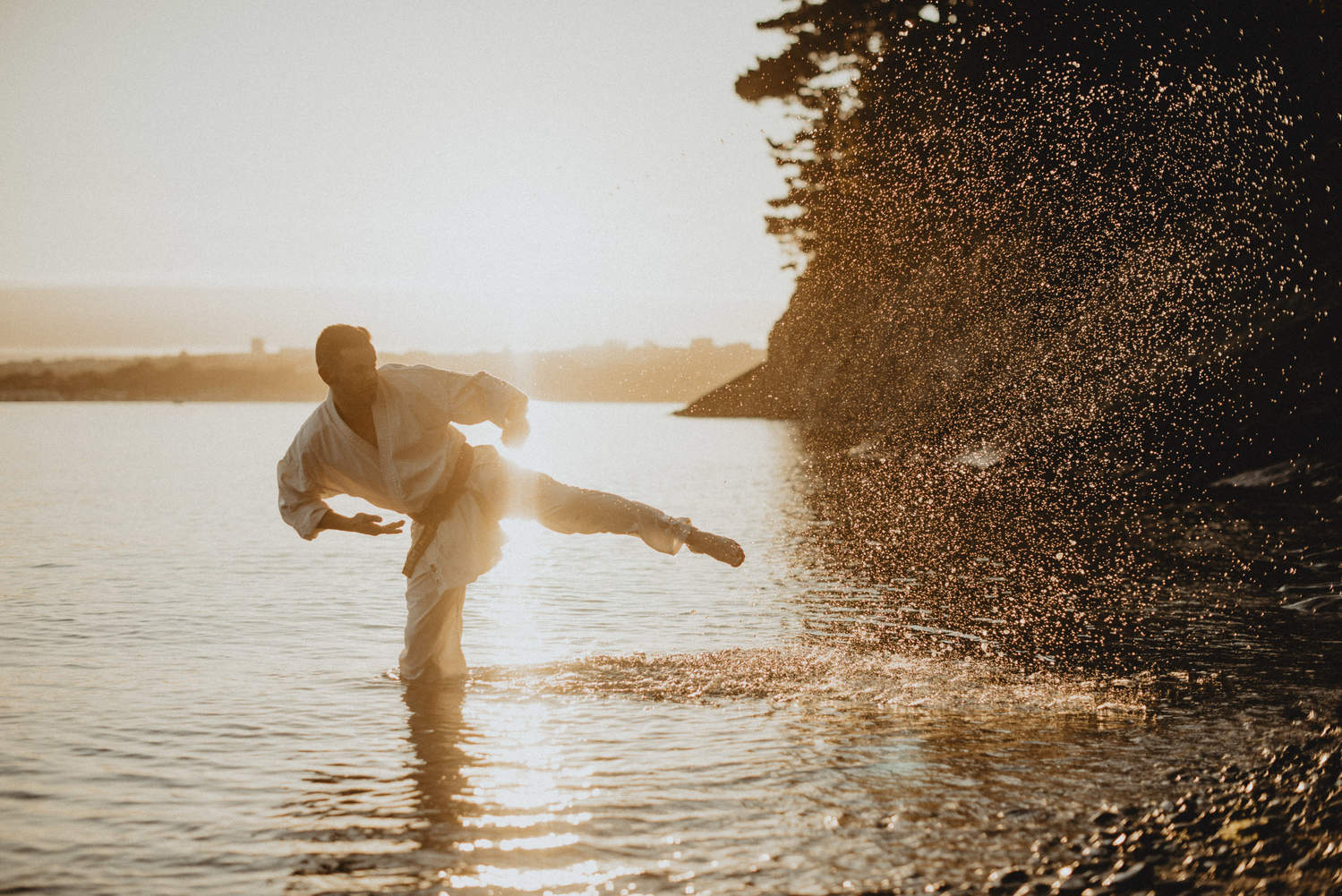 portrait d'un homme karatéka dans l'eau à Brest capturée par un photographe