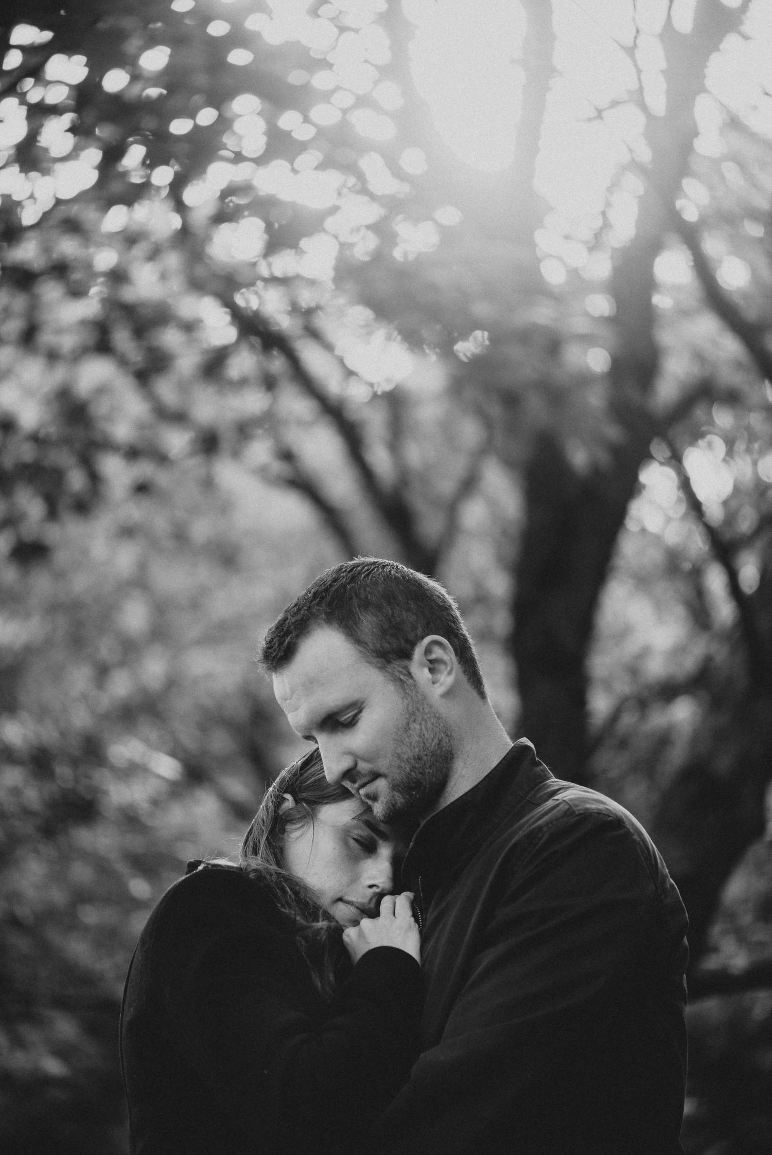 Portrait photographique d'un couple dans les bras l'un de l'autre dans un forêt du Finistère 