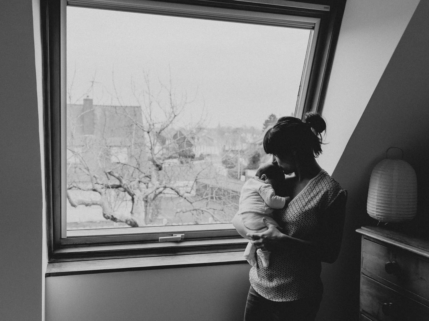 Photographe de naissance réalisant un portrait d'une maman et son bééb à leur domicile à Saint-malo