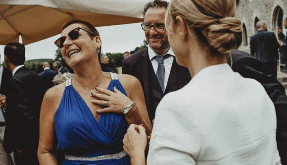 Le photographe du mariage a pris une photo des invités joyex en Bretagne