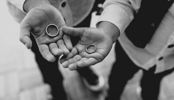 Alliances des mariés dans les mains de leurs enfants devant le photographe du mariage en bretagne