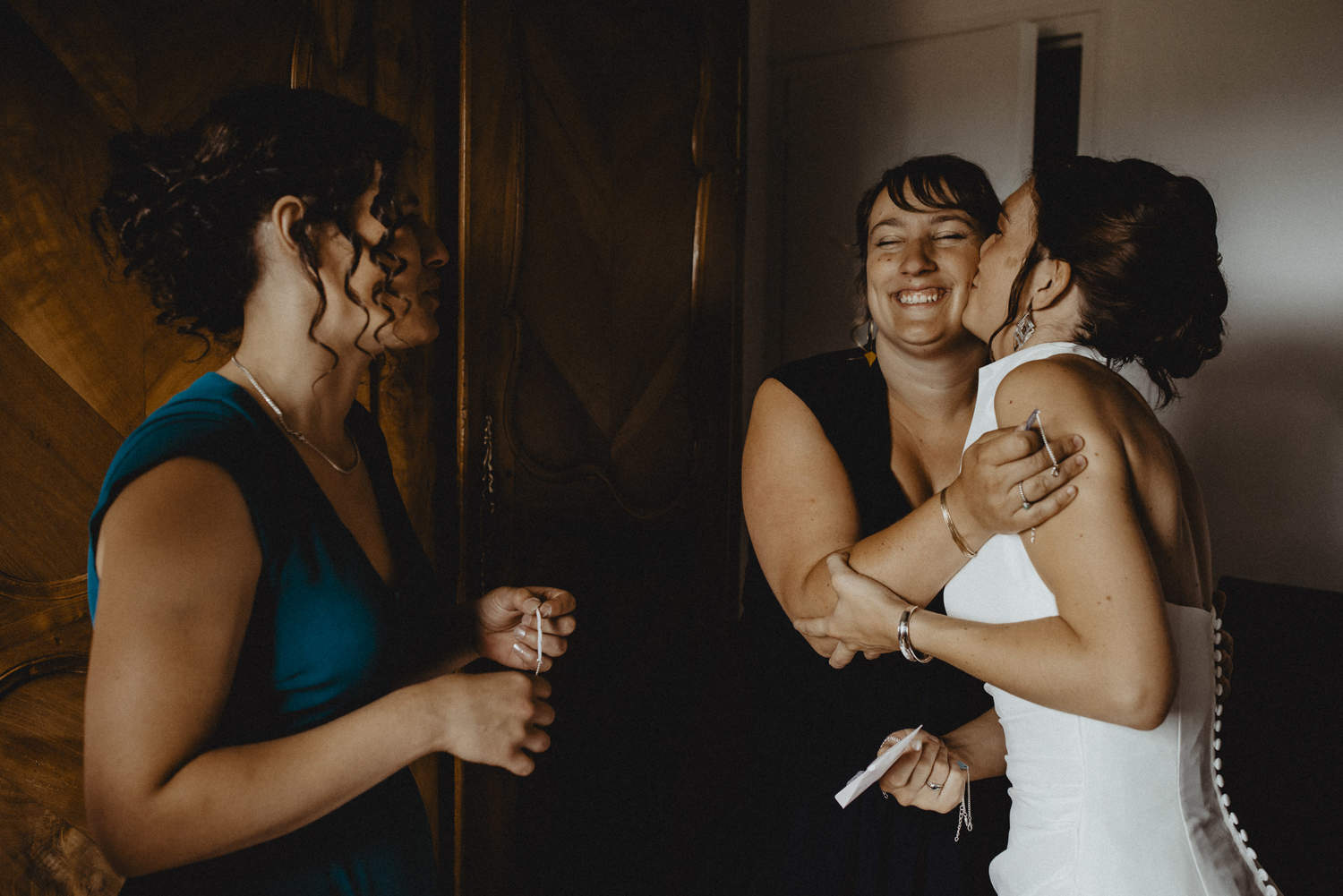 le photographe de mariage à capté la mariée embrasse sa témoin pendant les préparatifs de son mariage à Montauban de Bretagne